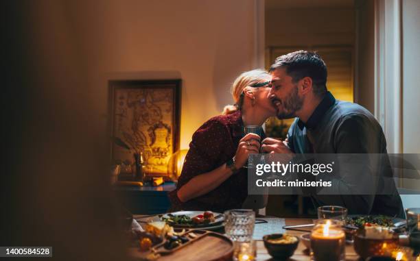 happy couple enjoys dinner party - happy couple at home stockfoto's en -beelden