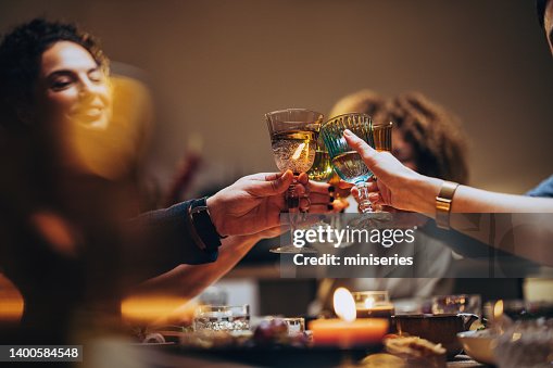 Amici che brindano con un bicchiere di vino durante una cena Amici che brindano con un bicchiere di vino durante una cena