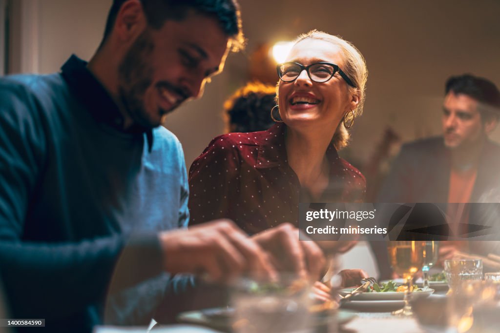 Gruppo di amici che si divertono durante una cena