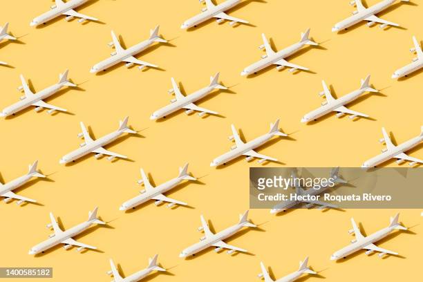 computer generated image of white airplanes on yellow background, travel concept, 3d render - ir em frente imagens e fotografias de stock