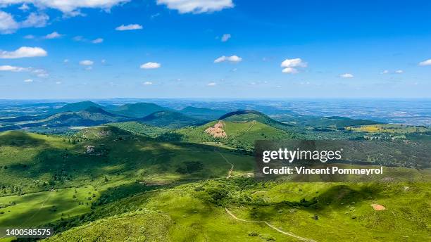 volcanoes of puy de dome - puy de dôme imagens e fotografias de stock