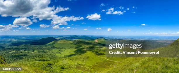 volcanoes of puy de dome - puy de dome photos et images de collection