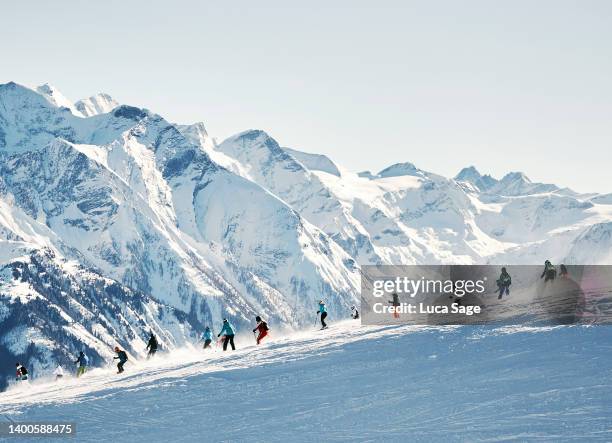 skiers with amazing mountain range in the background - ski photos et images de collection