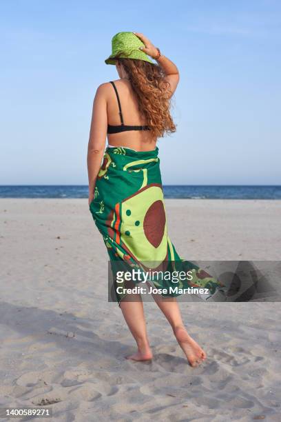 unrecognizable woman on the beach enjoying her summer vacation - aguacate imagens e fotografias de stock
