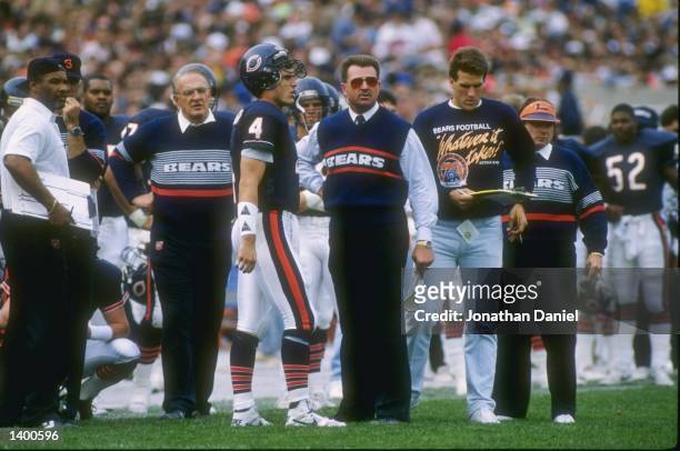 Head coach Mike Ditka of the Chicago Bears, right, talks with quarterback Jim Harbaugh during the Bears 20-10 victory over the Los Angeles Rams in...