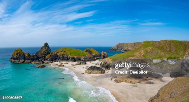 kynance cove and beach near the lizard peninsula, cornwall, england - cornwall engeland stockfoto's en -beelden