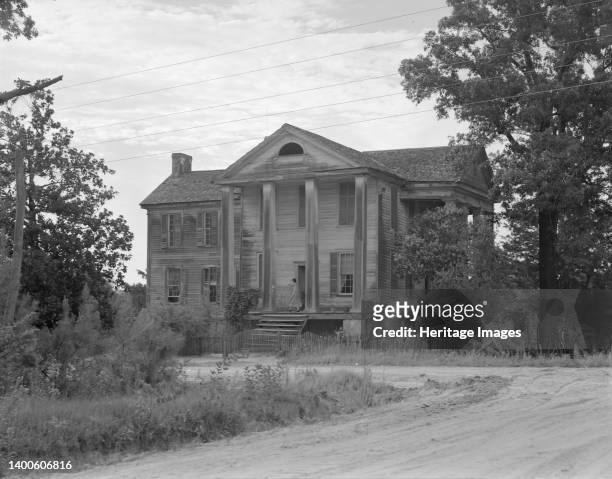 Antebellum plantation. Greene County, Georgia. [Decaying building dating from before the American Civil War ]. Artist Dorothea Lange.