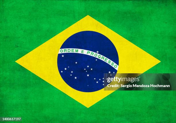 flag of brazil with a grunge texture - brazilië stockfoto's en -beelden