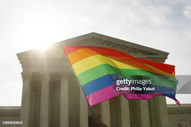 rainbow flag at the supreme court - lgbtqi stockfoto's en -beelden