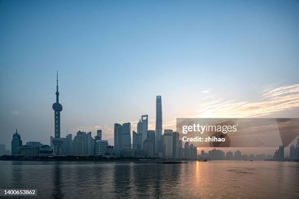 cityscape of shanghai, china at sunrise - torre oriental pearl imagens e fotografias de stock