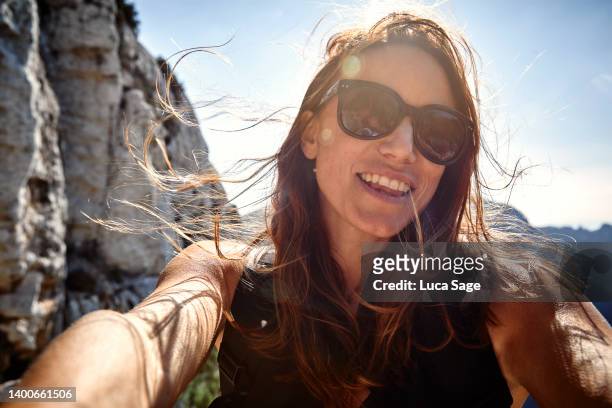 beautiful woman on a summer hike in nature in ibiza, spain - selfie frau stock-fotos und bilder