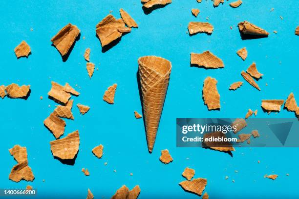 broken ice cream cones - wafeltje stockfoto's en -beelden