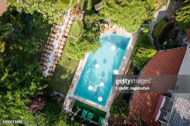 luftaufnahme der hochzeitsfeier und großer esstisch im garten des modernen hauses mit lounge am pool - overhead pool table stock-fotos und bilder
