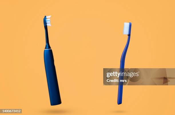 toothbrush and electric toothbrush - toothbrush imagens e fotografias de stock