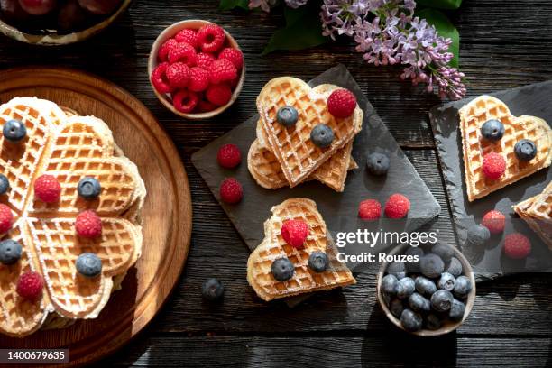 waffles with berry fruit on wooden dark table - stroopwafel stockfoto's en -beelden