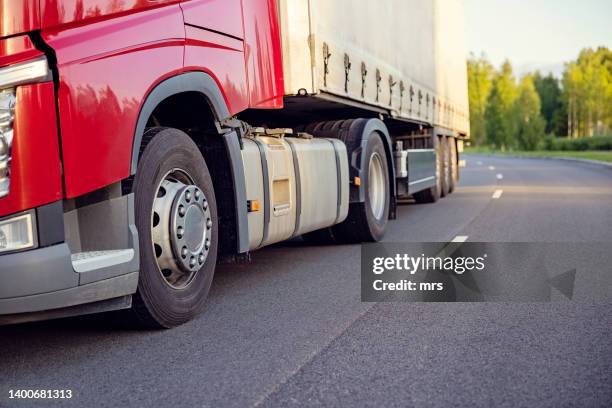 truck on the road - vrachtwagen banden stockfoto's en -beelden