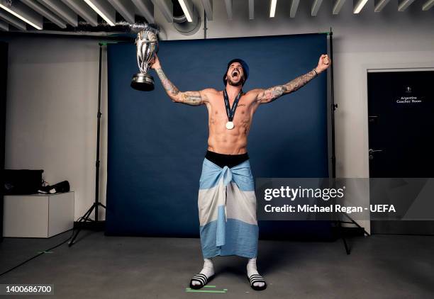 Rodrigo De Paul poses with the trophy after the Finalissima match between Italy and Argentina at Wembley Stadium on June 01, 2022 in London, England.