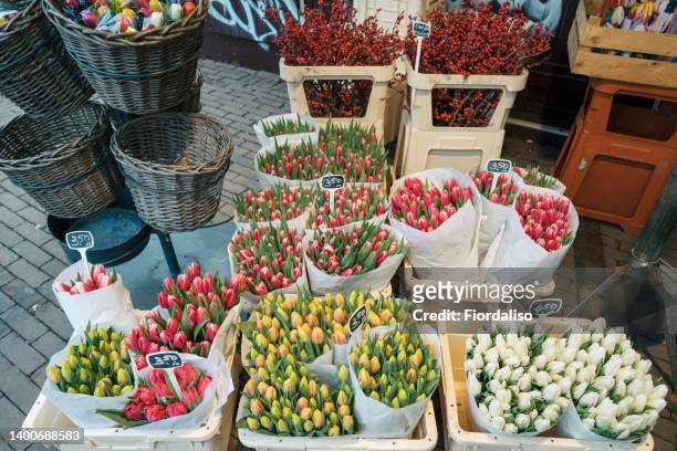 bouquets of colorful tulips for sale on the street in a flower stall. seasonal sale of flowers for st. valentine's day, mother's day, march 8 - flower stall stock-fotos und bilder