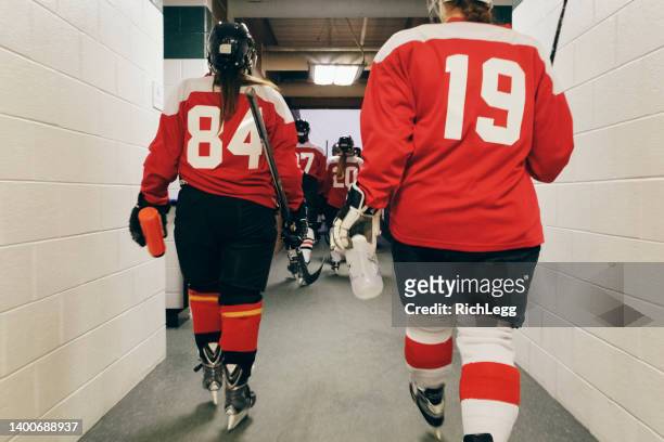 women's hockey team - female hockey player stock pictures, royalty-free photos & images