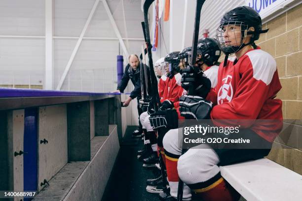 damen-hockeymannschaft - ersatzbank stock-fotos und bilder
