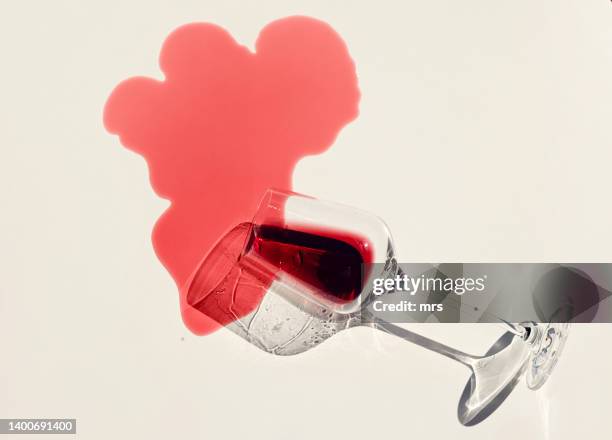 spilled red wine - red wine glass stockfoto's en -beelden