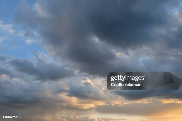 cumulus sunset clouds with sun setting down - dramatisk himmel bildbanksfoton och bilder