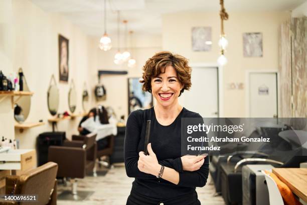 the owner of the hairdresser's shop. - kappertje stockfoto's en -beelden