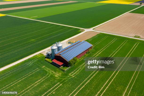 edificio agrícola con paneles solares, vista aérea - edificio agrícola fotografías e imágenes de stock