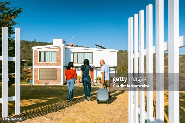 female friends arrive at vacation rental - summer home stock pictures, royalty-free photos & images