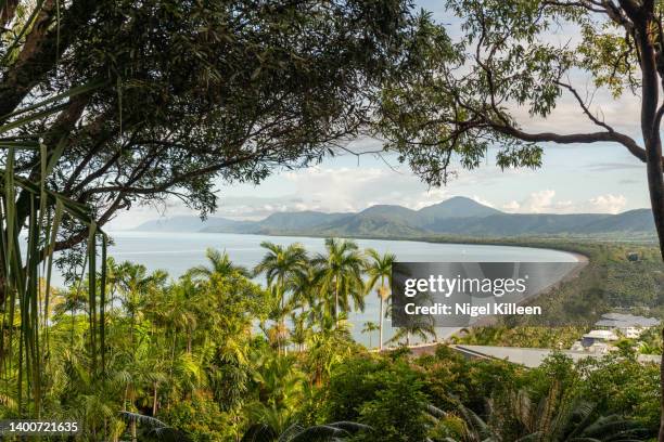 four mile beach, port douglas, queensland - cairns australië stockfoto's en -beelden