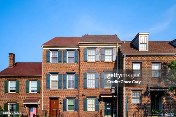 row of brick townhouses - terraced houses stock pictures, royalty-free photos & images