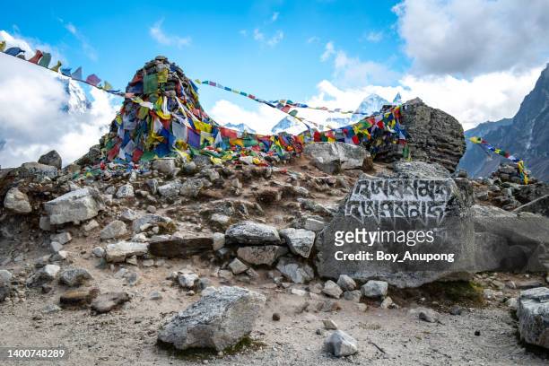 the memorial place on thukla pass (4,830 m) a place for the memorial of those climbers who've died during climbing mt. everest. - buddhist flag stock pictures, royalty-free photos & images