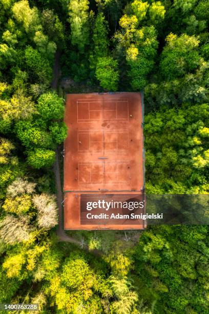 tennisplätze im grünen wald (luftbild) - tennis court top view stock-fotos und bilder