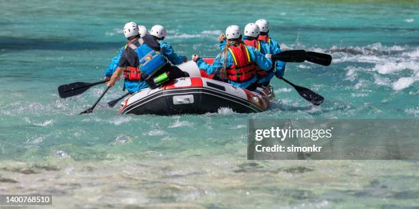 wildwasser-sparren rudern mit ihrem floß im fluss - whitewater rafting stock-fotos und bilder