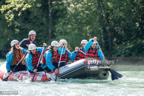 whitewater rafters rowing their raft in river - whitewater rafting 個照片及圖片檔