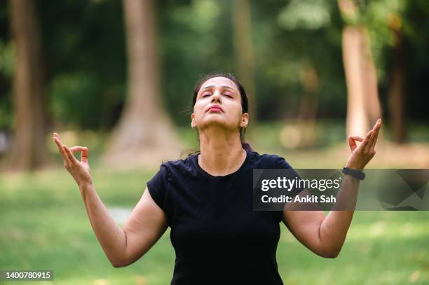 atemübung in der natur - deep breathing stock-fotos und bilder