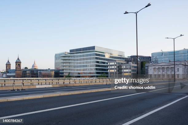 empty road against london skyline at sunrise - empty streets 個照片及圖片檔