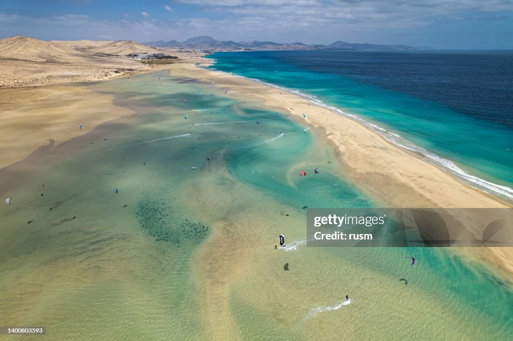 Luftaufnahme von Kitesurfern an Playa de la Barca und Playa de Sotavento de Jandia, Fuerteventura, Kanarische Inseln, Spanien
