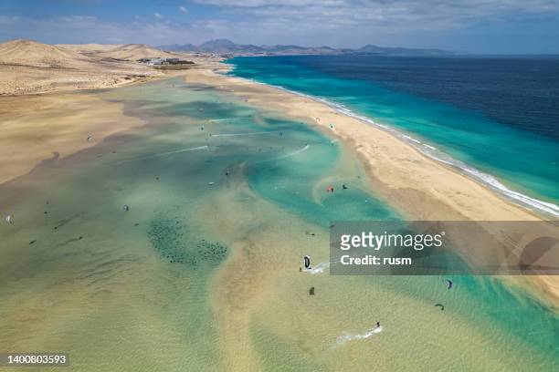 vista aerea di kitesurfers su playa de la barca e playa de sotavento de jandia, fuerteventura, isole canarie, spagna - kite toy foto e immagini stock