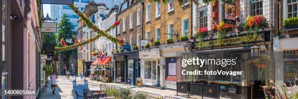 london covent garden geschäfte pubs mit blumen geschmückt sommerpanorama - soho city of westminster stock-fotos und bilder