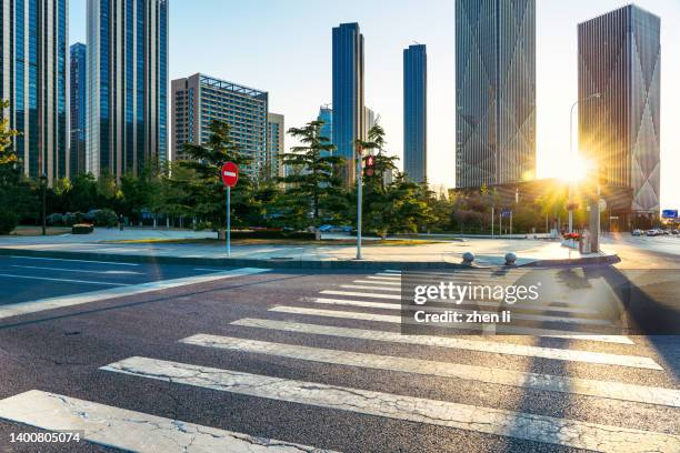 city street at sunset - attraversamento pedonale foto e immagini stock