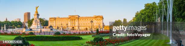 london buckingham palace the mall victoria memorial sunrise gardens panorama - buckingham palace gate stock pictures, royalty-free photos & images