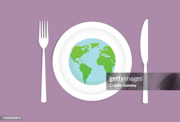 ein globus auf einer schale mit gabel und messer - world food program stock-grafiken, -clipart, -cartoons und -symbole