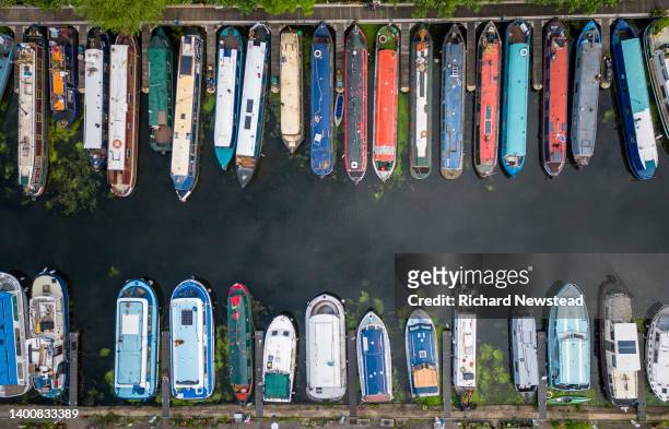 houseboats - barge stock-fotos und bilder