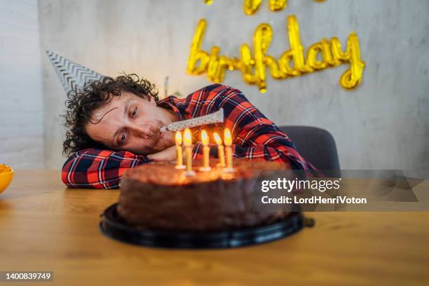 quando nessuno si presenta per il tuo compleanno - sad birthday foto e immagini stock