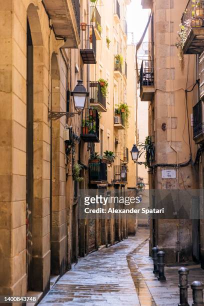narrow alley in barcelona gothic quarter, catalonia, spain - barcelona cityscape stock pictures, royalty-free photos & images