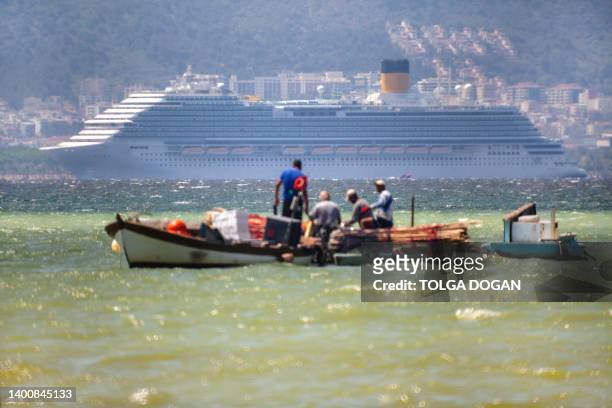 cruise ship entering to izmir gulf - alabama cruise terminal stock pictures, royalty-free photos & images