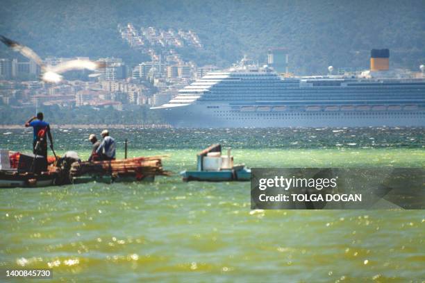 cruise ship entering to izmir gulf - alabama cruise terminal stock pictures, royalty-free photos & images