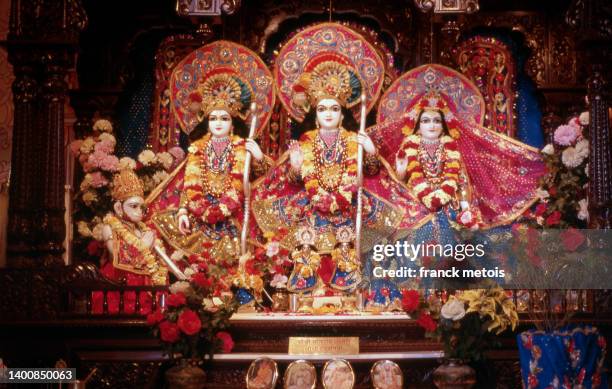 idol of the hindu gods lakshmana, rama and the goddess sita ( india) - associazione internazionale per la coscienza di krishna foto e immagini stock
