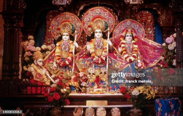 idol of the hindu gods lakshmana, rama and the goddess sita ( india) - international society for krishna consciousness stock pictures, royalty-free photos & images